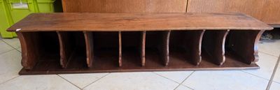 un banc en bois sur lequel sont posés tout un tas de livres