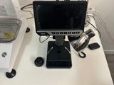 un ordinateur portable posé sur une table à côté d'un mixeur