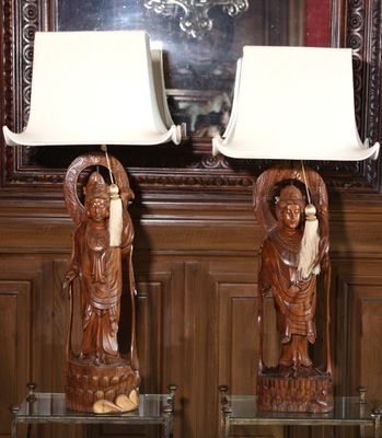 deux lampes posées sur une table en verre