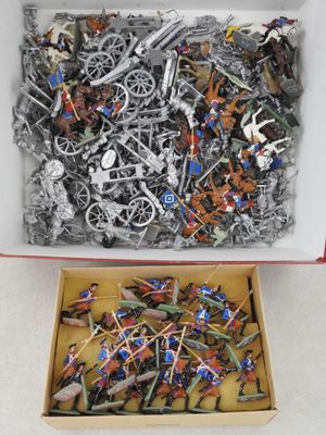 une boîte remplie de petits soldats miniatures et une boîte de petits soldats miniatures