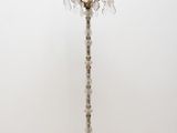un lustre ancien en laiton à cinq branches posé sur un parquet