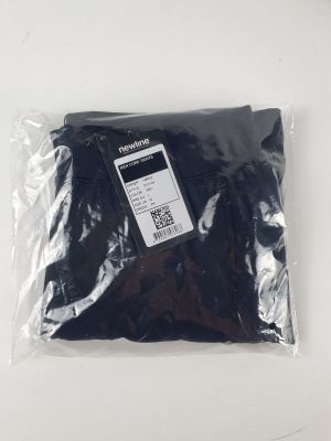 le dos d'un t-shirt noir dans un sac en plastique posé sur une surface blanche