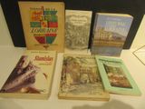 Plusieurs livres sont posés sur une table à côté d'une lampe