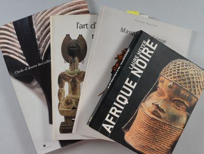 Trois livres sur l'art et la culture sont posés sur une table