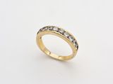 une bague en or sertie de diamants noirs et blancs sur fond blanc