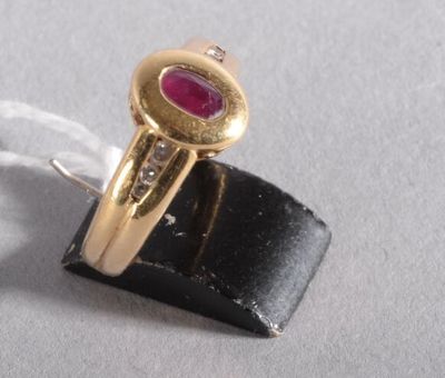 une bague en or sertie d'un rubis