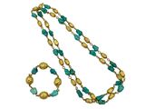 un gros plan d'un collier et d'un bracelet sur fond blanc