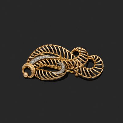 une broche en or et diamants