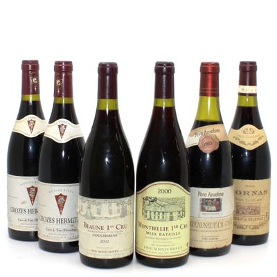 six bouteilles de vin sont alignées sur une surface blanche