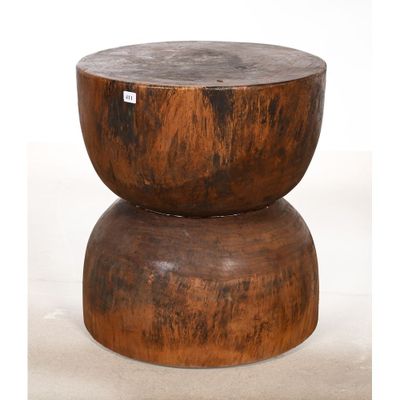 un gros plan d'un tabouret en bois sur fond blanc