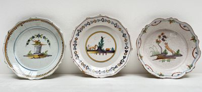 trois assiettes à motifs différents posées sur une surface blanche