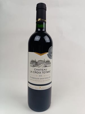 une bouteille de vin posée sur une table
