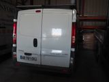 une camionnette blanche garée dans un garage