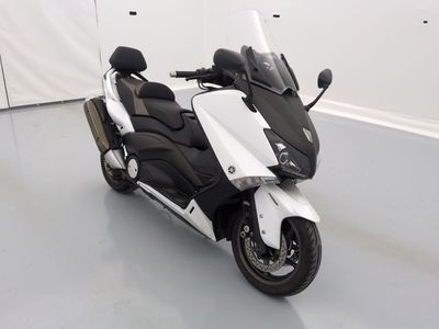 une photo d'une moto blanche et noire garée dans une pièce