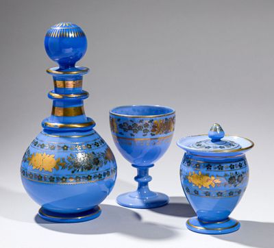 trois morceaux de verre bleu ornés de motifs dorés