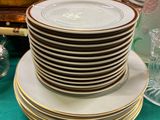 une pile d'assiettes posée sur une nappe verte