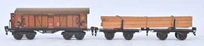 un petit train posé sur une surface blanche