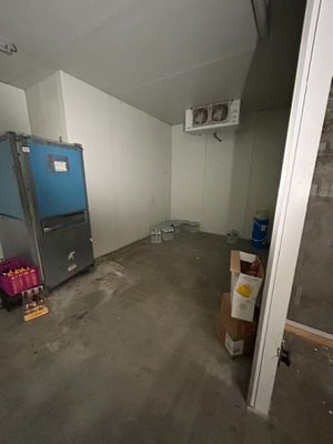 une pièce équipée d'un réfrigérateur et d'un congélateur