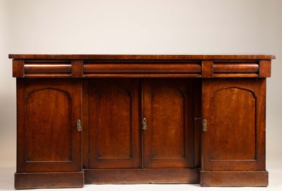 un buffet ancien en bois à trois portes et deux tiroirs