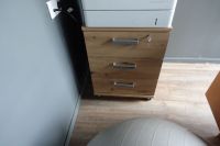 SUR DESIGNATION : Un bureau bois avec caisson sur roulettes (photo 3)