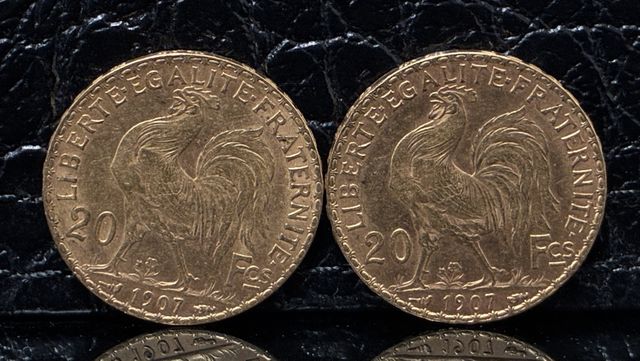 2 pièces de monnaie en or à valeur faciale de 20 francs 1907. Poi...