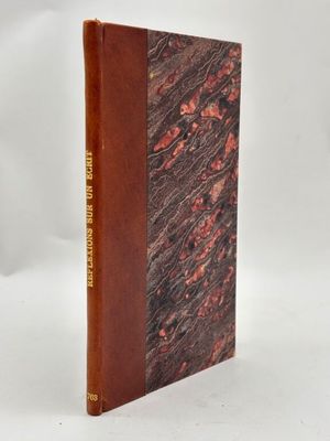 un livre à la couverture marron posé sur une surface blanche