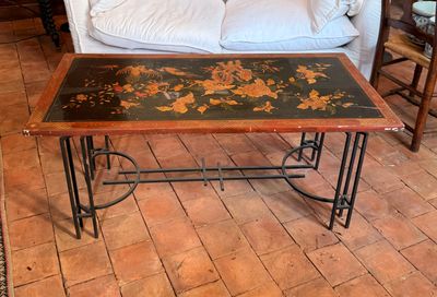 une table basse ornée d'un motif floral