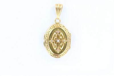 une image représentant une boucle d'oreille en or ornée d'un diamant au centre