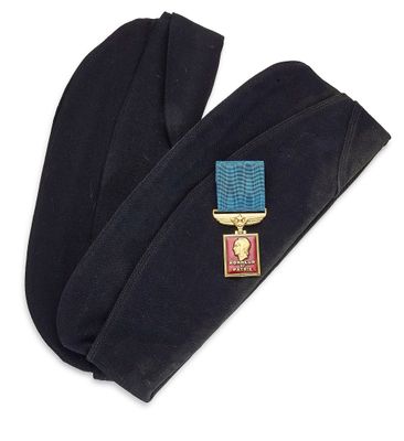un gros plan sur un pantalon noir orné d'une médaille