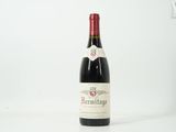 une bouteille de vin posée sur une table