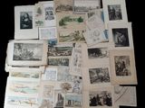 beaucoup de vieilles cartes postales posées sur une table noire