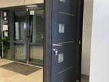 une porte noire au milieu d'un couloir