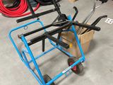 un chariot bleu muni d'une poignée bleue et d'une poignée noire