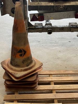 une photo d'un cône de signalisation posé sur une palette