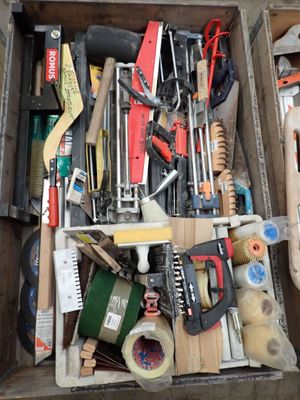 une caisse en bois remplie d'outils divers