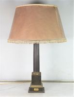 LAMPE COLONNE en tôle laquée verte et bague dorée sur une ba…