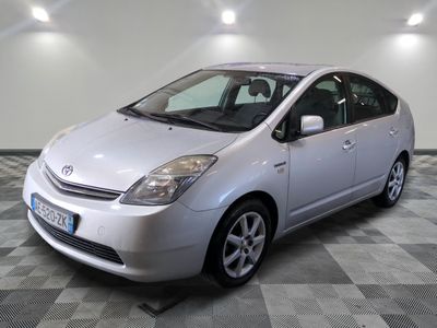 une photo d'une Toyota Prius argentée garée dans un garage