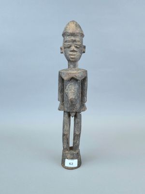 l'image d'une statue d'un homme avec un chapeau sur la tête
