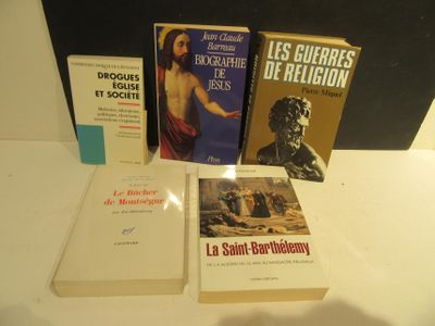 plusieurs livres sont posés sur une table les uns à côté des autres