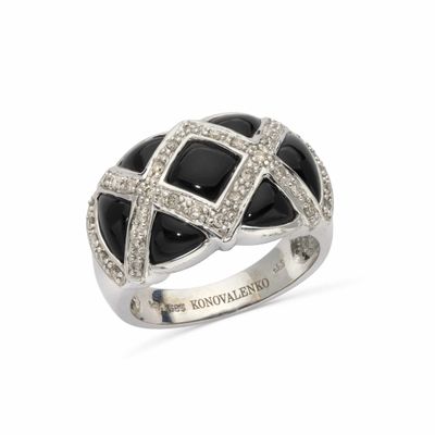 gros plan d'une bague avec des diamants sur fond blanc