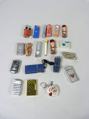 un grand nombre d'objets posés sur une table