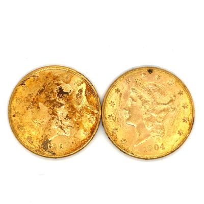 Deux pièces d'or sont représentées sur une surface blanche.