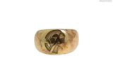 l'image d'une bague en or ornée d'une croix