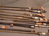 un grand nombre d'armes anciennes qui se trouvent sur une table