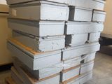 une pile de boîtes empilées les unes sur les autres