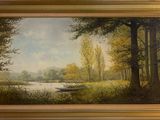 une peinture à l'huile représentant un bateau sur une rivière au milieu d'un paysage boisé