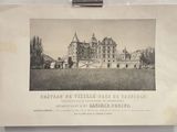 une photo d'une photo représentant un château, posée sur un bloc-notes