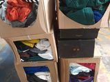 deux cartons empilés l'un sur l'autre sur une palette