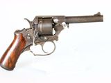 un vieux fusil avec une poignée en bois sur fond blanc