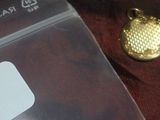 une photo d'une étiquette et d'une paire de boucles d'oreilles posées sur une table